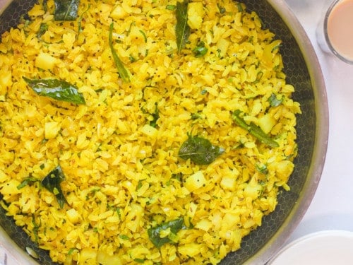 kanda poha in a pan