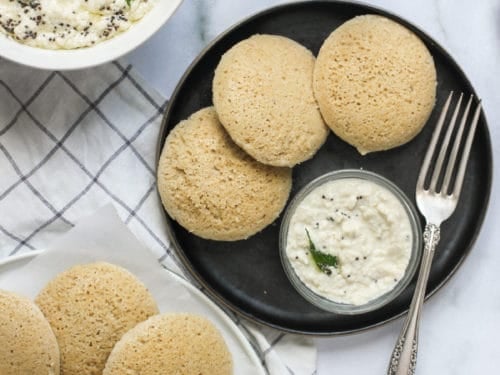 quinoa idli served with coconut chutney